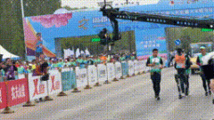 线上配资 冲线！“天工”夺得全球首个人形机器人半马冠军